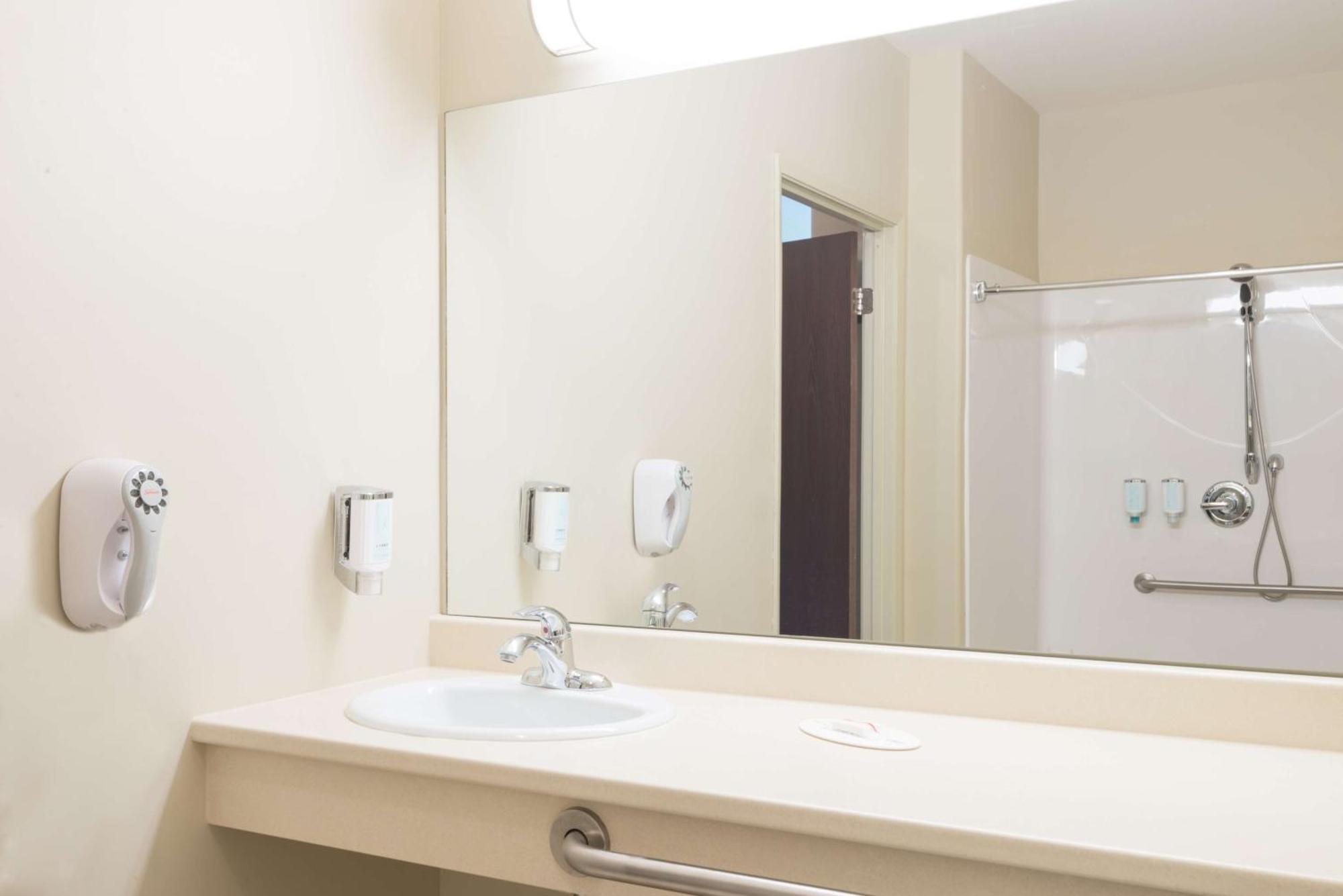 Super 8 By Wyndham Ns 2* Windsor